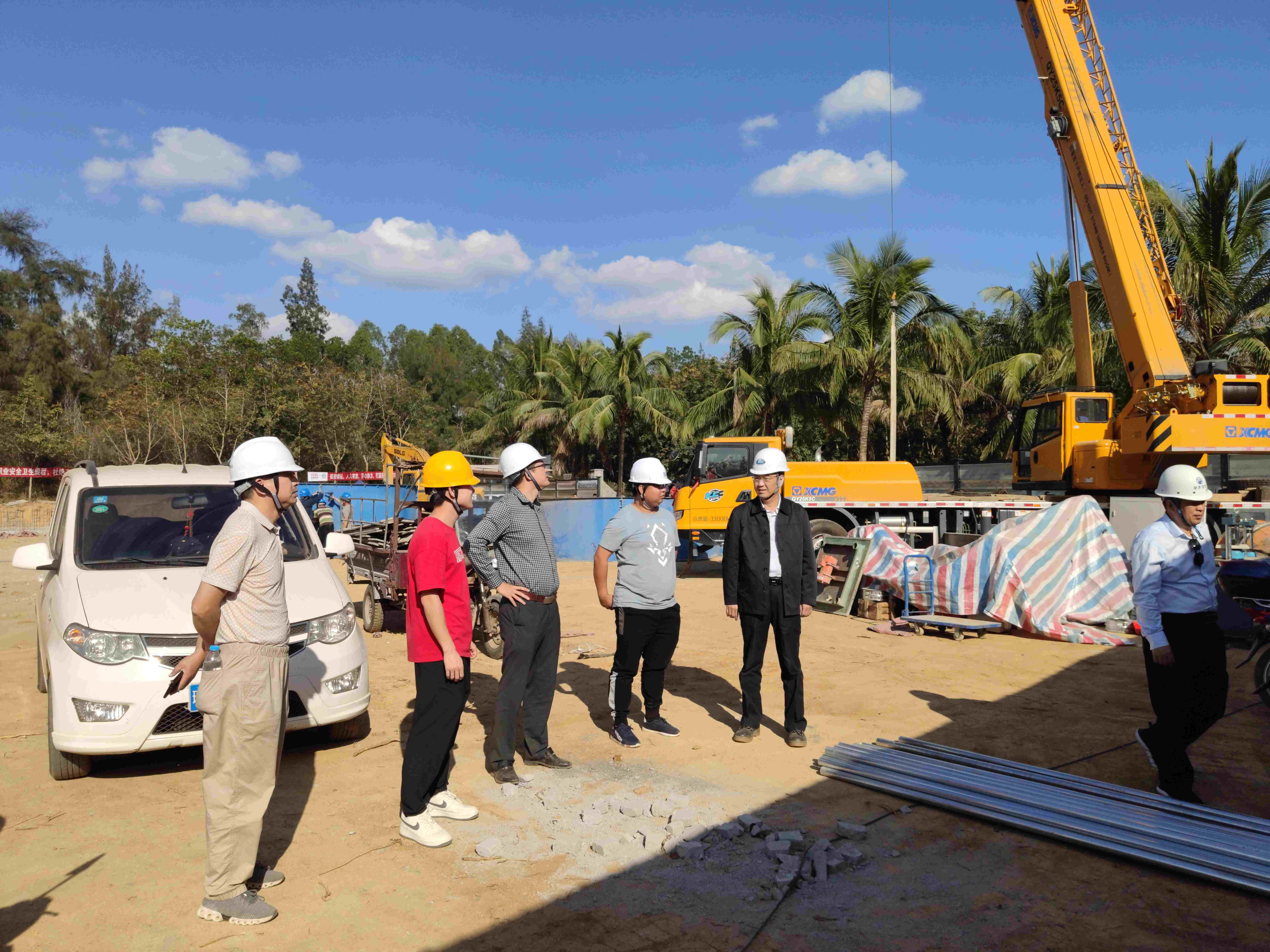 公司副總經理張毅對瓊西北供水工程施工一标段長嶺隧洞進口、拌合站臨建及施工三标段拌合站施工現場的施工進度及安全文明施工進行檢查。