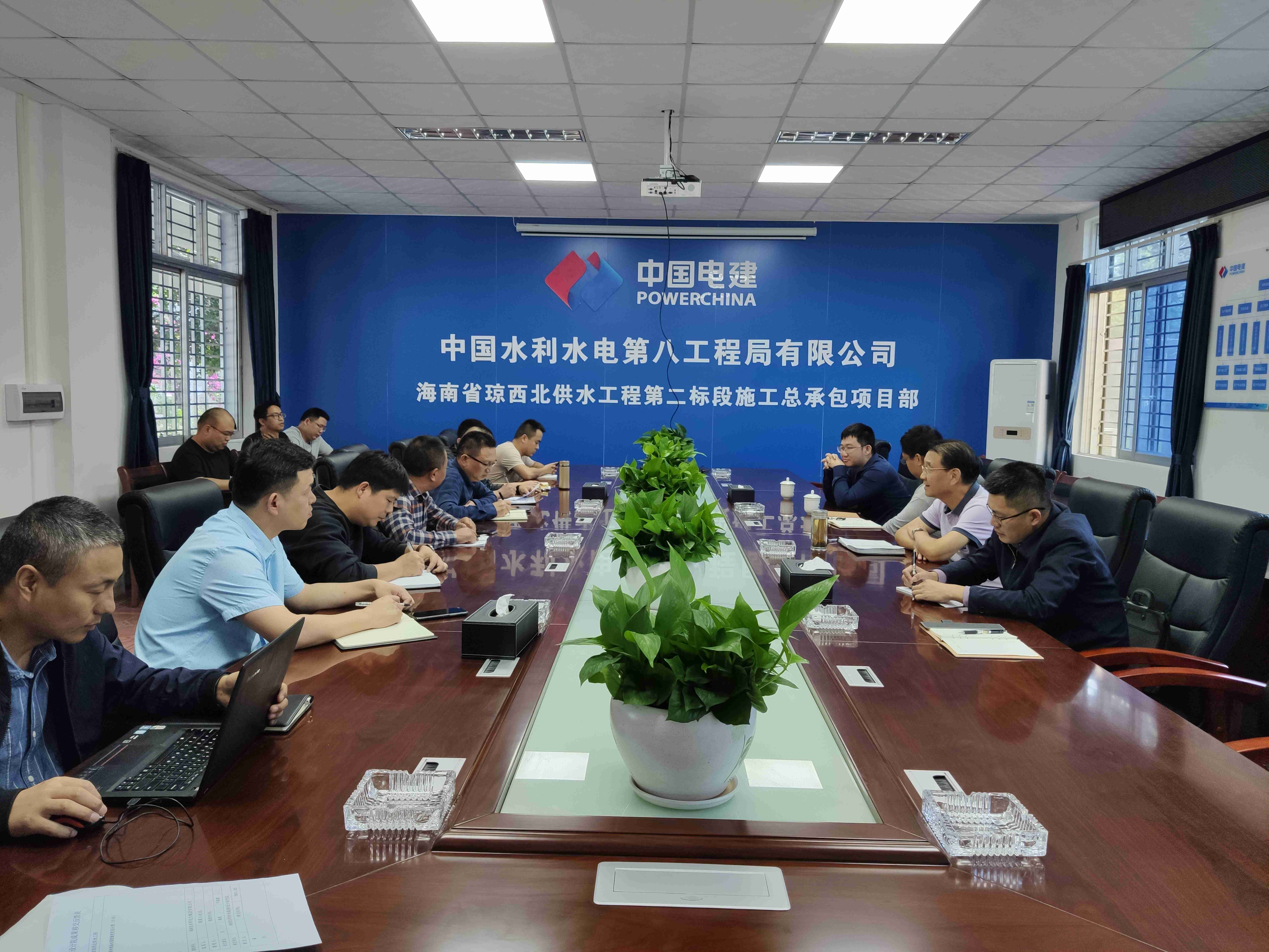 公司副總經理張毅在施工二标項目部會議室主持召開項目推進會。