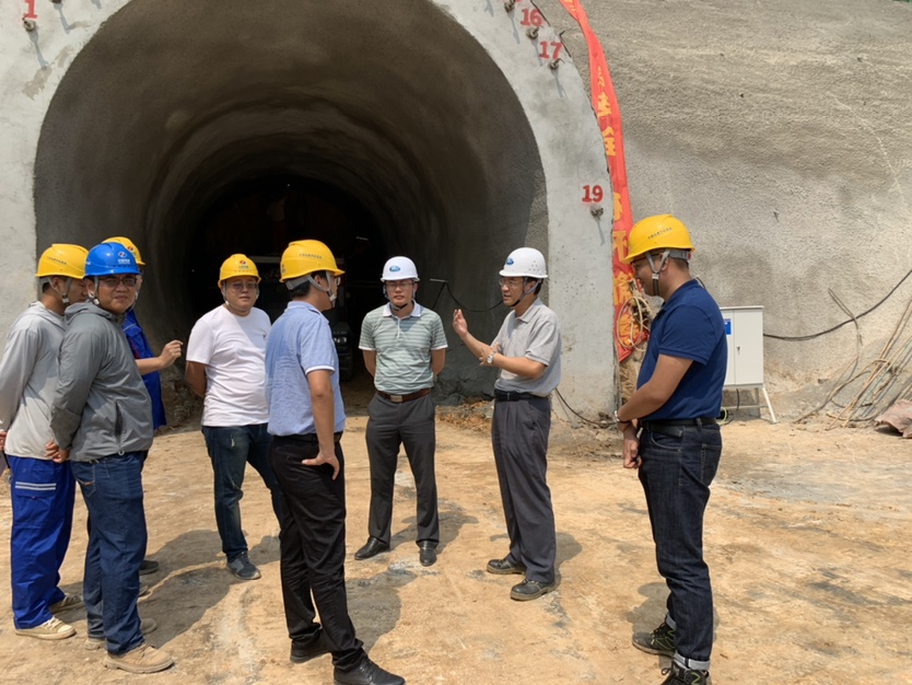 水電集團副總經理張毅到瓊西北供水工程施工一标長嶺隧洞進口檢查工作。