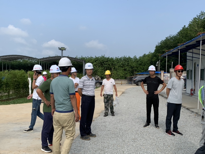 水電集團副總經理張毅到瓊西北供水工程施工二标拌和站檢查工作。