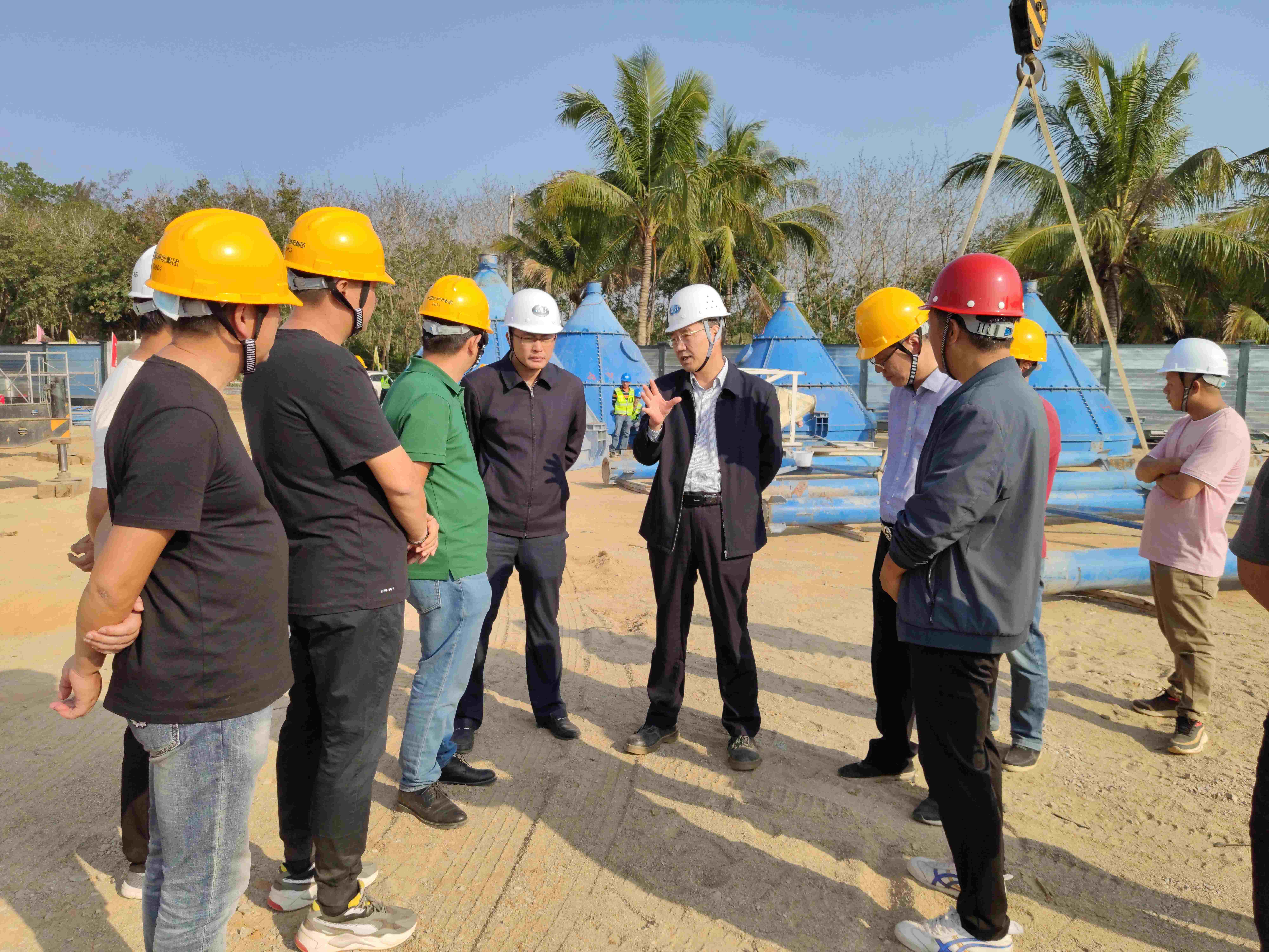 水電集團副總經理張毅到瓊西北供水工程施工三标拌合站檢查工作。