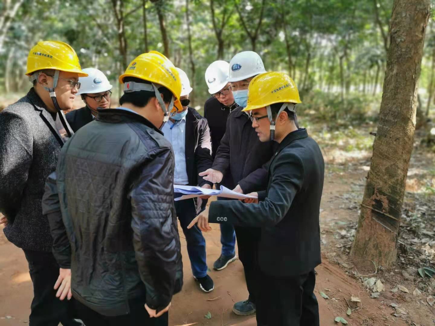 公司副總經理張毅到瓊西北供水工程第一标段長嶺隧洞進口檢查。